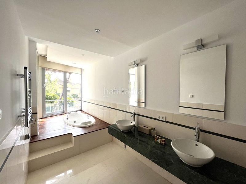 Foto 5562a374-cb2b-481f-a68c-f40217d3c261. Miete reihenhaus mit heizung pool in Sierra Blanca Marbella