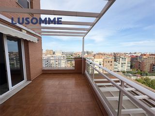 Lloguer Àtic  Avinguda del mestre rodrigo. Ático con terraza, cuatro dormitorios y dos plazas de garaje.