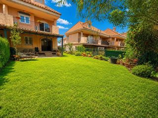 Maison jumelée à La Alcaidesa. Pareado luminoso con terraza y jardín en la alcaidesa!