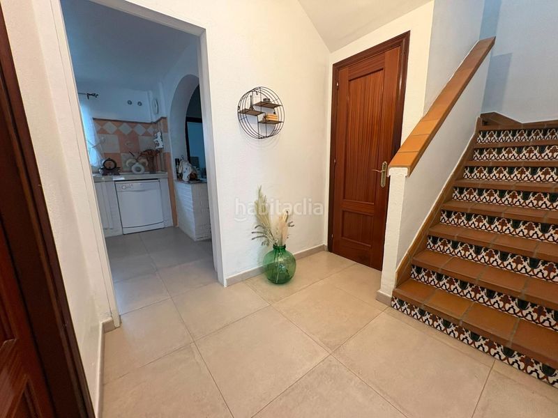 Foto 878c16a3-13da-4c2a-bbe5-7b95043c6507. Casa aparellada amb aparcament piscina a Barrios (Los)