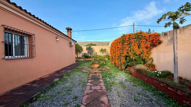 Foto 4c1f6474-7724-4ba5-aa07-f3b3f2cc7d43. Chalet mit parking pool in El Zabal-Santa Margarita Línea de la Concepción (La)