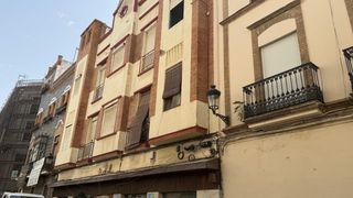 Etagenwohnung  Calle de miguel redondo. Amplio piso para reformar en pleno centro de huelva.