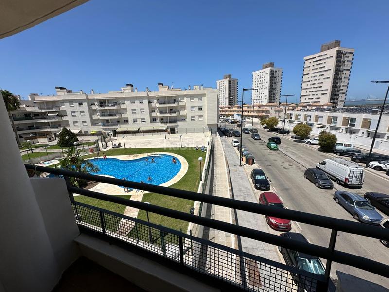 Foto 4561b951-b2dd-443f-8787-b26bf31320a3. Piso vivienda luminosa con vistas a la bahía, piscina y plaza de garaje en San Fernando