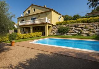 Maison dans Caldes de Malavella. Espacio, luz y naturaleza en perfecta armona  casa con piscina