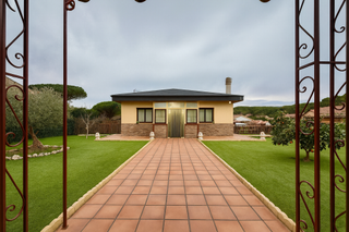 Casa en La Goba. Casa independiente en venta en la costa brava  espacio, luz y ve