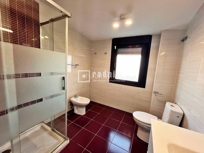 Foto 19e8b5ed-c5eb-426f-9096-65cfb61bb680. Location chalet avec chauffage parking dans Quer