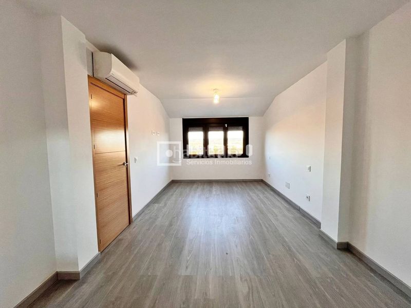 Foto 30a7604e-aec1-47ef-9ca0-f5255e705059. Location chalet avec chauffage parking dans Quer