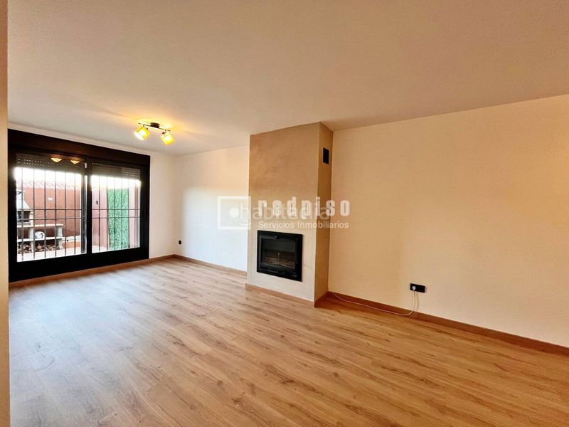 Foto 93c6a378-7218-4bc9-9611-2d8653a00a26. Location chalet avec chauffage parking dans Quer