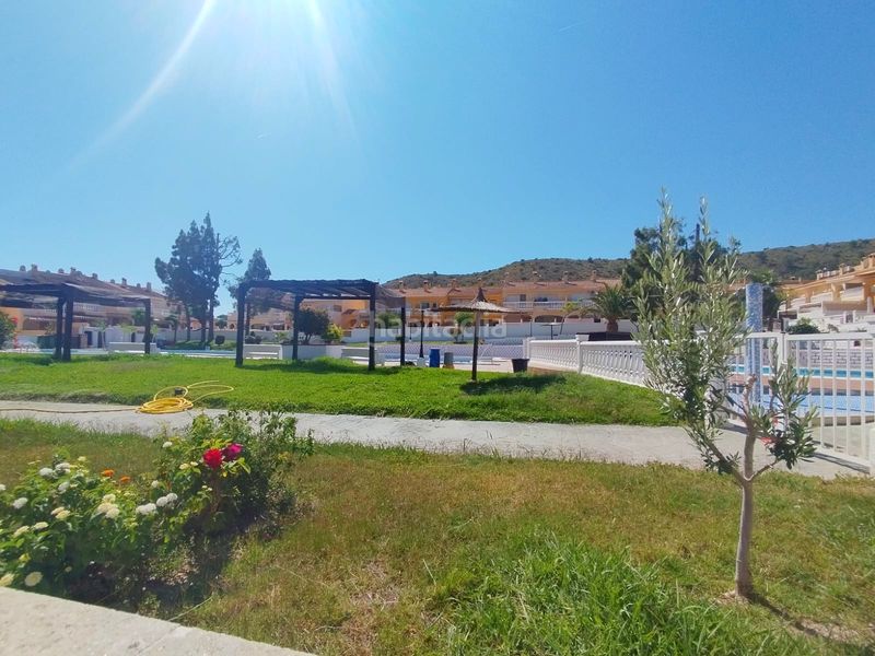Foto 65096f06-1f72-4ac4-a9fe-ccbd6a9a1db3. Pis amb xemeneia piscina a Pueblo Acantilado-Lanuza Campello (el)