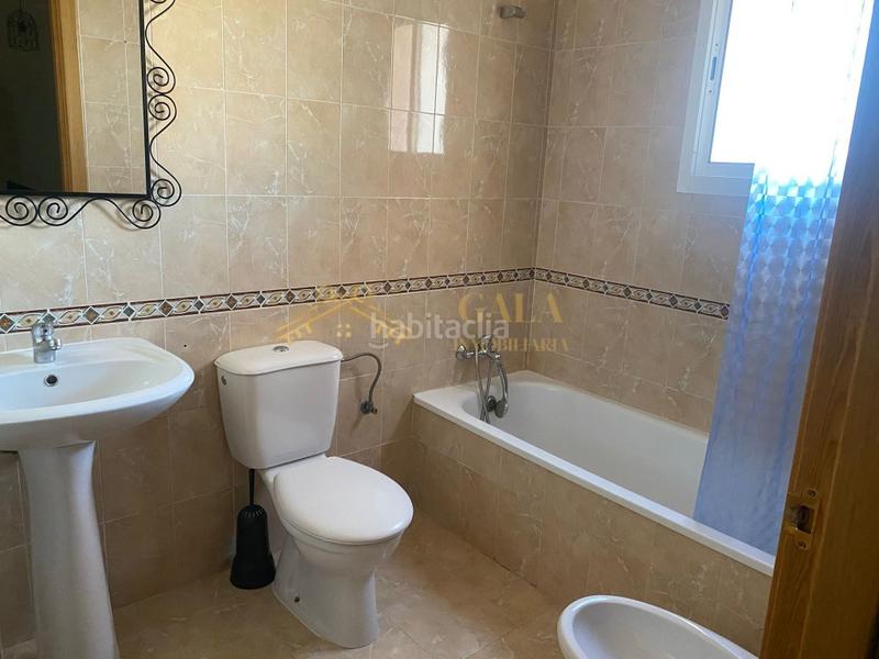 Foto 84aaa325-ad9e-40a4-a8a0-a2cfe530e391. Casa pareada venta vivienda adosada en zona mejostilla 4 habitaciones en Cáceres