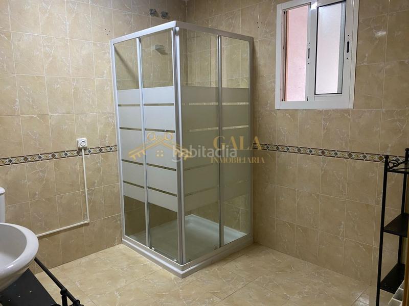 Foto e4fc413a-2c21-4550-9c16-7fe491d260fe. Casa pareada venta vivienda adosada en zona mejostilla 4 habitaciones en Cáceres