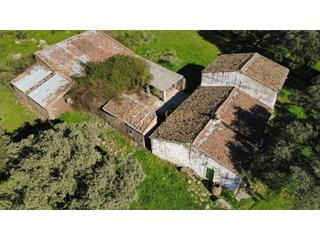Casa a Montánchez. Venta finca ganadera y cinegética de unas 110 has a 40 minutos d