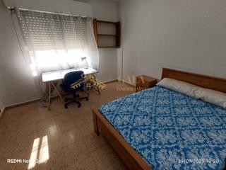 Miete Etagenwohnung in Centro. Alquiler piso 4 habitaciones zona peru cáceres