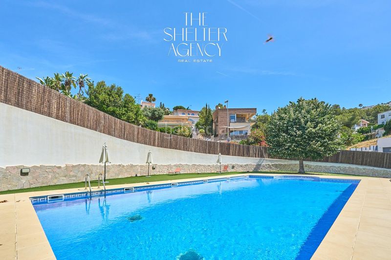 Foto 50a48ac5-4b08-42a1-bae0-80e4a63ab2a1. Casa adossada amb calefacció aparcament piscina a Sitges