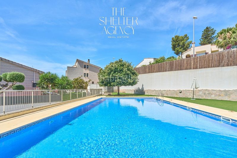 Foto 90a58fbe-3d99-46b2-bd91-e88e4f95d1d1. Casa adossada amb calefacció aparcament piscina a Sitges