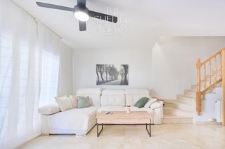 Reihenhaus  Espigol. Casa adosada esquinera con jardín y piscina comunitaria en quint