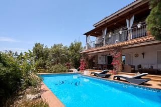 Maison à Vallpineda-Santa Bàrbara. Gran casa con esencia mediterránea y vistas al mar – una oportun