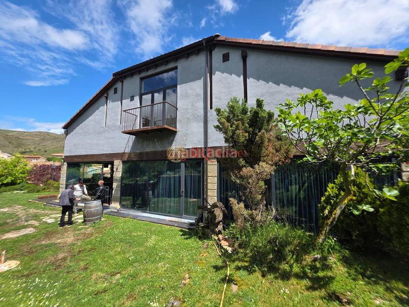 Foto bac8e4f4-bc15-469f-bb7e-1b5e50c88ea5. Edificio in Quintanilla San García