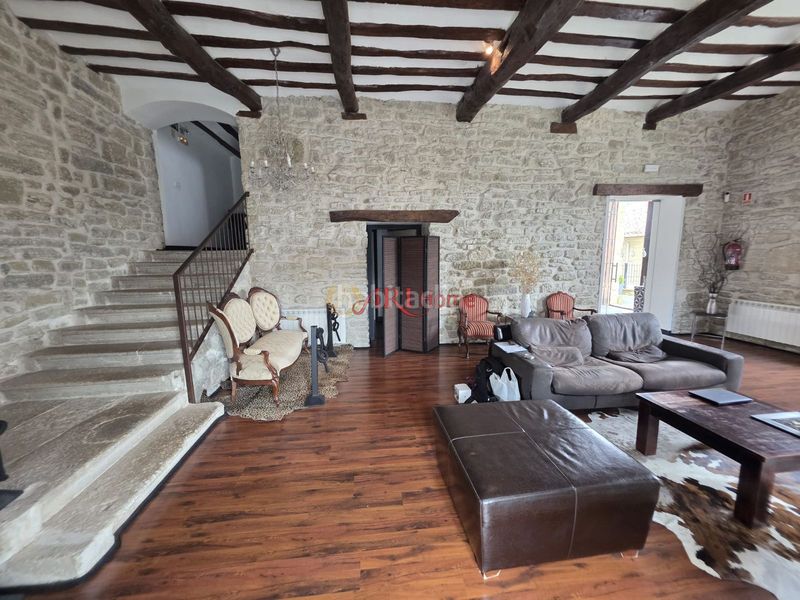 Foto d687f3b8-e124-4704-bd7c-7a30ec109e9b. Edificio in Quintanilla San García