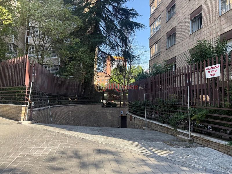 Foto ff2c1fb6-59ee-4152-966a-b931564562a0. Aparcament cotxe a Vallehermoso Madrid