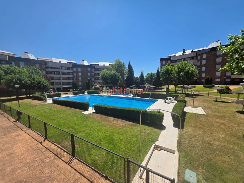 Foto b4c397bb-5ebd-40de-9872-5c5a2f8bd1d3. Pis amb calefacció aparcament piscina a Golf-El Carralero Majadahonda