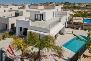 Maison à Avenida goya 29. Villa en venta en san fulgencio