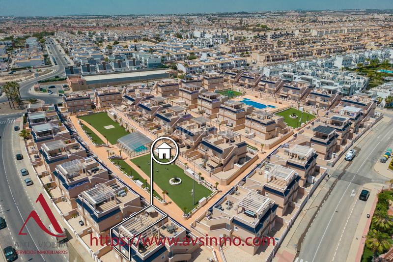 Foto 96e1b7f0-2bd1-4d23-a61a-0857e1bb2292. Alquiler casa en calle manzanilla 1 bungalow alto en punta prima en Torrevieja