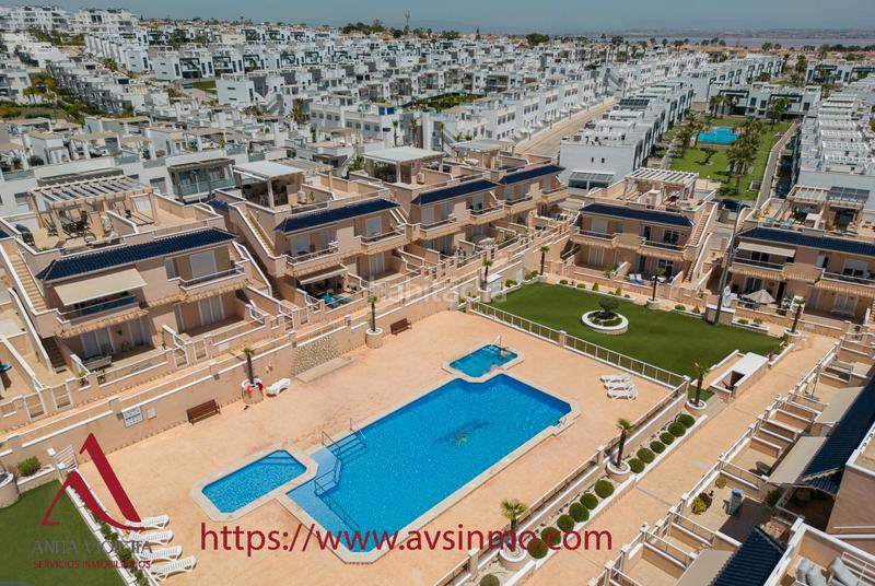 Foto a59d6e7f-f8f4-4d5b-b818-9cbe23b4a9eb. Alquiler casa en calle manzanilla 1 bungalow alto en punta prima en Torrevieja