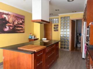 Appartement à Avenida alameda camilo sesto 39. Amplia vivienda en excelente ubicación