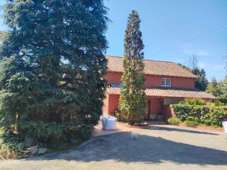 Casa aparellada a Passatge del puntó 14. Exclusiva casa con piscina privada y gran jardín en zona residen