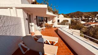 Lloguer Pis  Avinguda de santa bàrbara. Acogedor apartamento con piscina y terraza con vistas al mar