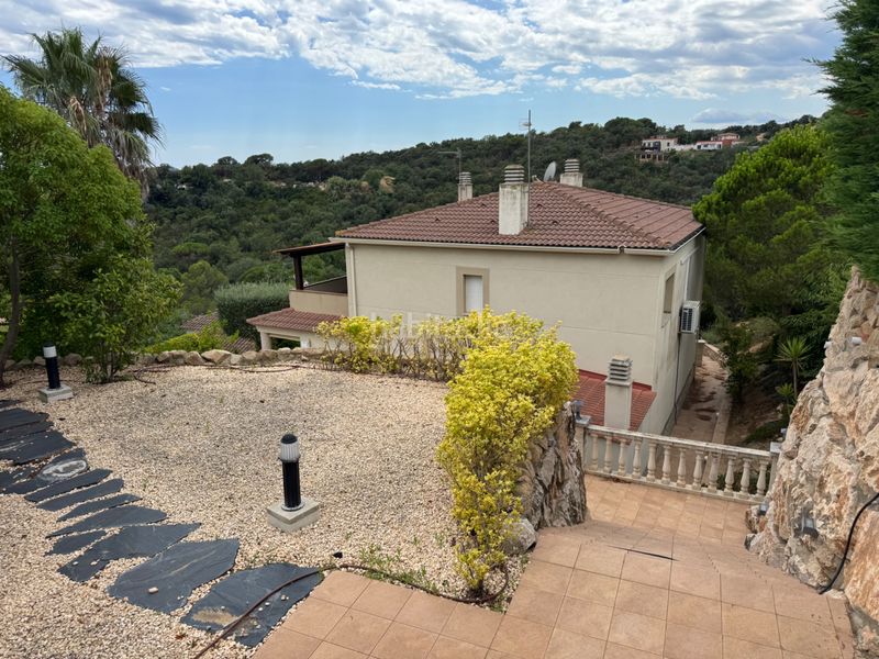 Foto 1216dc56-1974-42c1-b248-276f3883bd67. Casa amb xemeneia calefacció aparcament piscina a Lloret de Mar