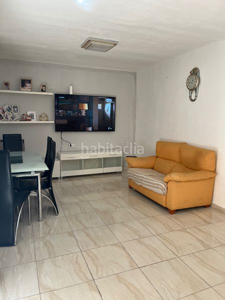 Foto 33c4c6ae-56d6-46d4-8cf7-7b80b770a186. Casa aparellada a Ponent Reus