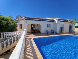 Chalet à Pinar de Advocat-Cometa. Villa de una sola planta con piscina en moraira, costa blanca