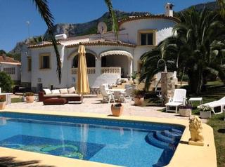 Xalet a Centro Ciudad. Villa en una sola planta con vistas al mar y el montgó en denia,