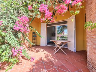 Chalet in Islantilla Golf. Chalet adosado con jardín privado, piscina y garaje, junto al ca