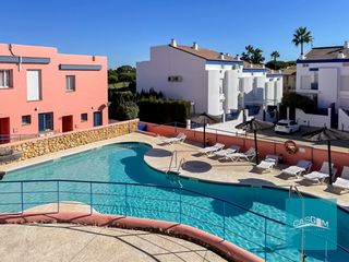 Reihenhaus in Islantilla Golf. Chalet adosado de 4 dormitorios, plaza de garaje, piscina y a 50