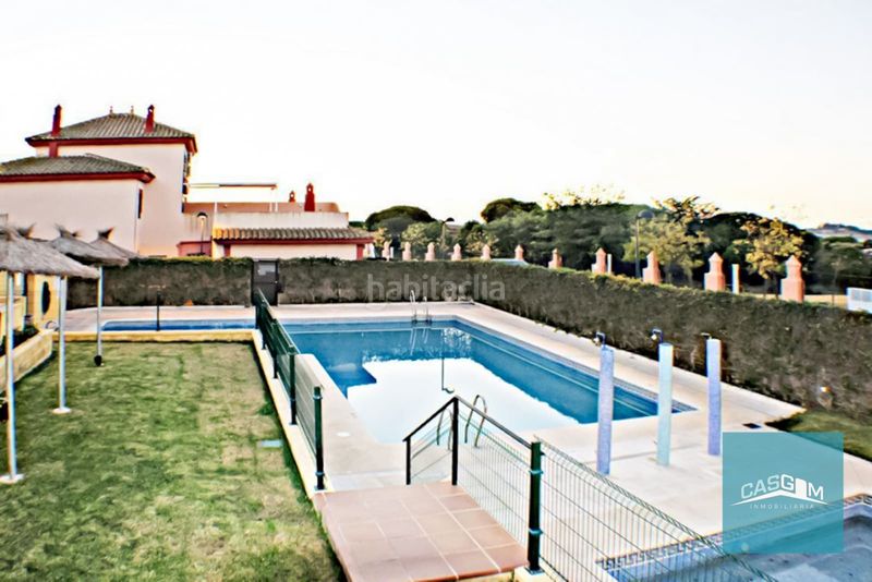 Foto 28c27163-f757-4fb3-b21e-3779599dcd88. Rent semi detached house with fireplace parking pool in Islantilla