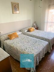 Piso  Avenida de cristóbal colón. Magnífico piso de 4 dormitorios, exterior y con ascensor en aven