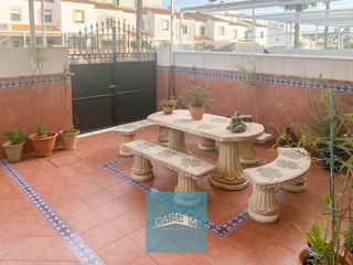 Reihenhaus en N�cleo Urbano. Chalet de 4 dormitorios, 3 ba�os, piscina comunitaria y todo lis