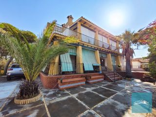 Casa en Punta Umbr�a. Chalet exclusivo con grandes terrazas y azotea con vistas al mar