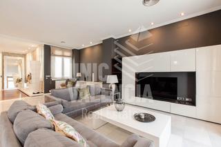 Location Appartement  Carrer del comte de salvatierra. Piso de 4 dormitorios junto al mercado de colón.