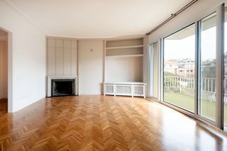 Location Appartement  Carrer de modolell. Modolell- piso alto y soleado 4 hab + servicio, terraza parking