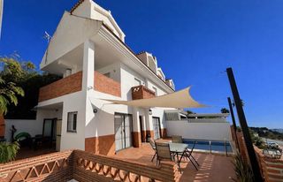 Casa aparellada  Avenida retamar de. Exclusivo chalet pareado en benalmádena pueblo con vistas al mar