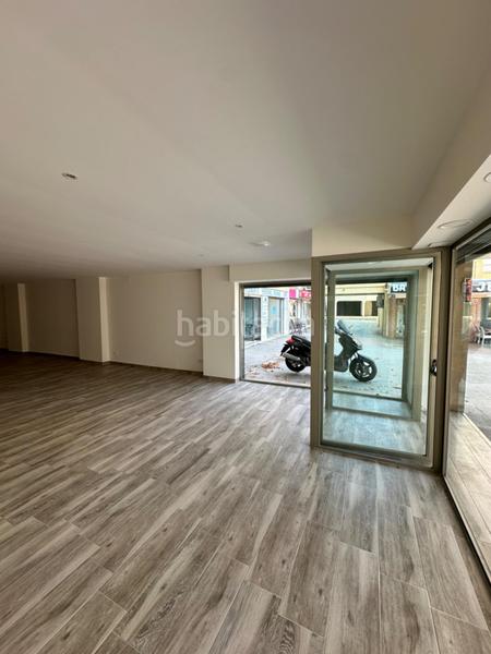 Foto b512e53e-d909-4149-8dff-18c627fd7e78. Alquiler local comercial  reformado con terraza, en esquina en Magaluf en Calvià
