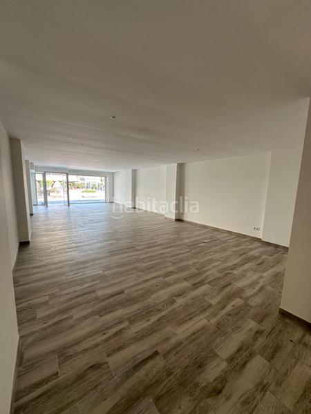 Foto ebe61e2c-ca17-4907-93e5-ee4b63d8a3ba. Alquiler local comercial  reformado con terraza, en esquina en Magaluf en Calvià