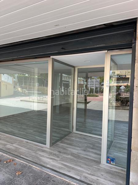 Foto fc5f5ec5-de82-42c8-846d-3b739d5f9515. Alquiler local comercial  reformado con terraza, en esquina en Magaluf en Calvià