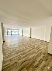 Lloguer Local Comercial a Magaluf. Local comercial reformado con terraza, en esquina en magaluf