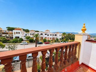 Haus  Paseo paseo janda. Casa de dos plantas con patio, jardín privado y terraza en paseo