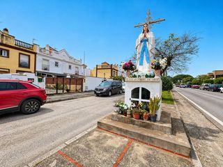 Casa in Benalup. Amplia vivienda de dos plantas con patio, terraza y jardín en pa